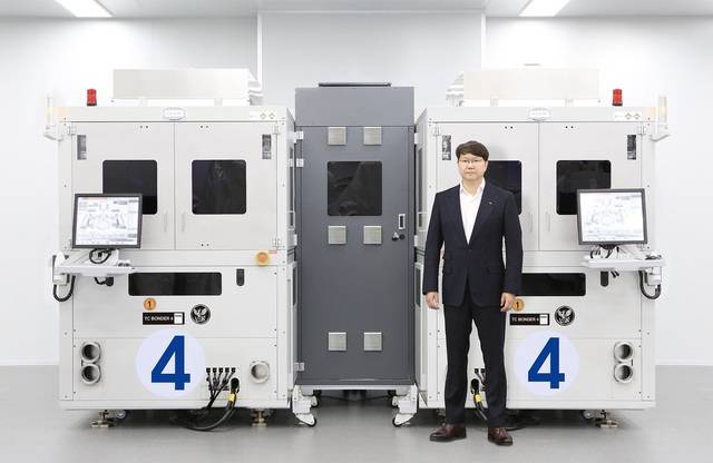 곽동신 한미반도체 회장과 HBM4 전용 장비 'TC 본더 4'. /한미반도체