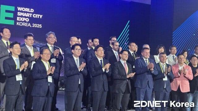 '제 9회 월드 스마트시티 엑스포(WSCE 2025)’와 부산시 최대 ICT 행사인 'K-ICT 위크 인 부산(K-ICT WEEK in BUSAN) 2025'가 15일 벡스코에서 열렸다. 박형준 부산 시장(앞줄 왼쪽 세번째) 등 주요 참석자들이 박수를 치고 있다.