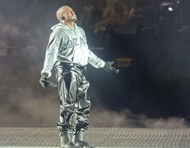 미국 힙합가수 예가 상하이 공연에서 지각, 립싱크 논란으로 비판을 받고 있다. 엑스