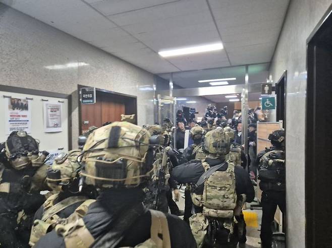 지난해 12월 4일 서울 국회의사당에서 계엄군이 국회 본청으로 진입하고 있다. 연합뉴스