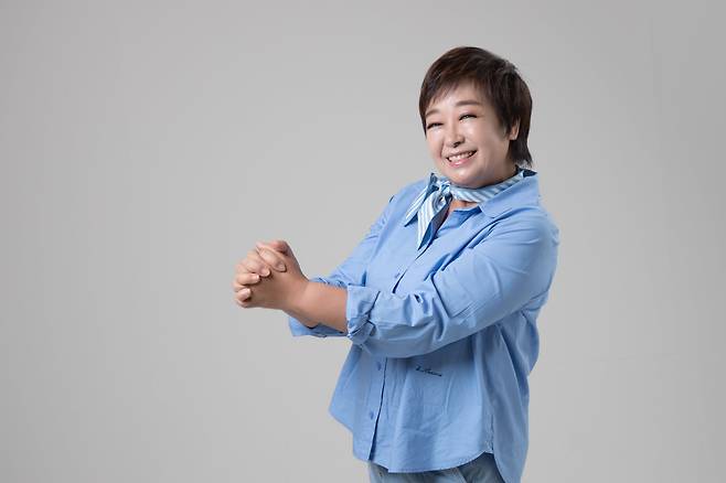 데뷔 50주년을 맞은 가수 혜은이는 “인생도 노래도 내려놓으면 수월히 풀리더라”고 했다. “이제야 음악이 천직이 된 것 같다”는 그는 오는 19일부터 다음 달 17일까지 서울 대학로 소극장에서 한 달 동안 공연한다./ 고운호 기자