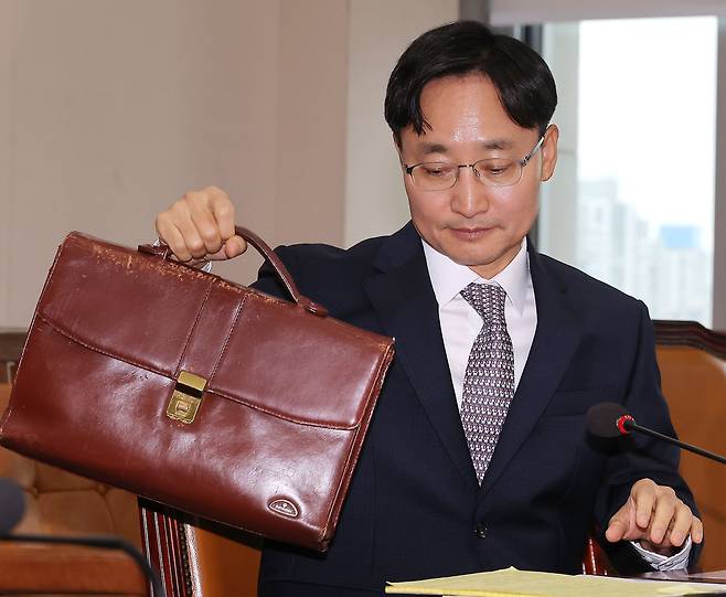 임광현 국세청장 후보자가 15일 서울 여의도 국회 기획재정위원회에서 열린 인사청문회에 참석하고 있다. /연합뉴스