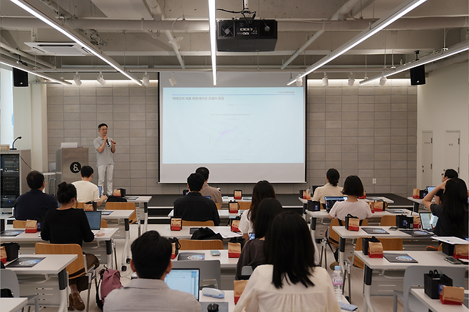 김치원 카카오벤처스 부대표가 15일 서울 강남구에서 열린 KV 브라운백 미팅에서 디지털 헬스케어 시장에 대해 발표하고 있다. ⓒ카카오벤처스