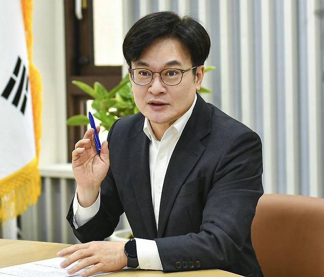 김병수 경기 김포시장이 8일 시청 2층 소통실에서 도시 개발과 교통 분야 등에 대한 시정 성과에 대해 설명하고 있다. 김포시 제공