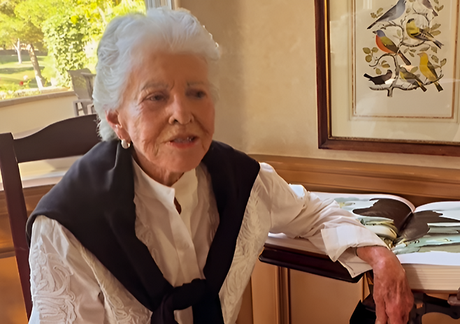 미국의 96세 여성 베티 파커가 보여준 노년의 삶이 화제다. 장미를 가꾸고 카드 게임을 즐기며 다양한 세대와 교류를 이어가고 있다. 그는 “오래 사는 것보다 어떻게 연결되고 적응하느냐가 중요하다”는 메시지를 전했다. (@the_gerontologist)