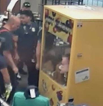 미국 오하이오주 문화센터에서 어린 남자아이가 인형뽑기 기계 안에 들어갔다가 무사히 구조됐다. CCTV 영상에는 아이가 상품 배출구를 통해 기계 안으로 들어가는 모습이 포착됐고, 구조 장면은 온라인에서 빠르게 확산되며 화제를 모았다. X 및 유튜브 @WDTNTV, WCPO 9 갈무리