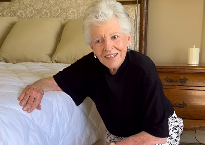 미국의 96세 여성 베티 파커가 보여준 노년의 삶이 화제다. 장미를 가꾸고 카드 게임을 즐기며 다양한 세대와 교류를 이어가고 있다. 그는 “오래 사는 것보다 어떻게 연결되고 적응하느냐가 중요하다”는 메시지를 전했다. (@the_gerontologist)