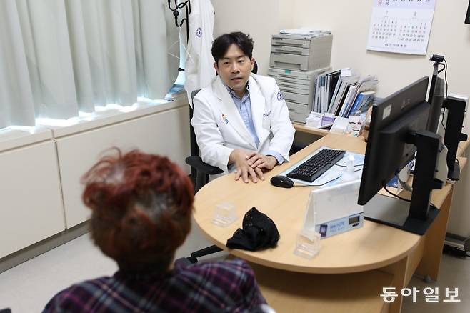 인하대병원 신경외과 김경민 교수가 개두술을 통한 종양 제거 수술을 한 환자에게 수술 경과에 관해 설명하고 있다. 인하대병원 제공