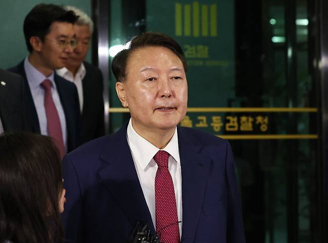윤석열 전 대통령이 지난 5일 오후 서초구 서울고등검찰청에서 내란특검 2차 대면조사를 받은 뒤 청사를 나서고 있다. /사진=뉴스1
