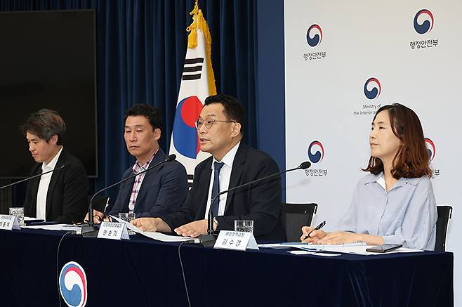 한순기 행정안전부 지방재정경제실장이 15일 오전 정부세종청사 중앙동 브리핑실에서 '민생회복 소비쿠폰'에 대한 주요정책을 출입기자 대상으로 설명하고 있다. (사진=행정안전부)