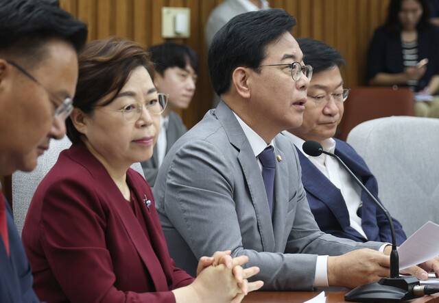 송언석 비상대책위원장 겸 원내대표가 15일 국회에서 열린 원내대책회의에서 발언하고 있다. 윤운식 선임기자 yws@hani.co.kr