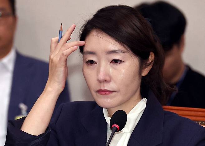 강선우 여성가족부 장관 후보자가 14일 국회에서 열린 인사청문회에서 가족 얘기를 하다 감정을 추스르고 있다. 윤운식 선임기자 yws@hani.co.kr