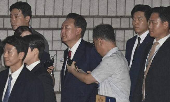 윤석열 전 대통령이 9일 밤 서울 서초구 서울중앙지방법원에서 영장실질심사를 마친 뒤 법정을 나오고 있다. 사진공동취재단