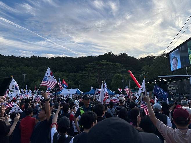 15일 저녁 모스 탄 방한 환영집회에 모인 트루스포럼 등 윤석열 전 대통령 지지단체 회원들이 성조기 등을 흔들고 있다. 임재희 기자