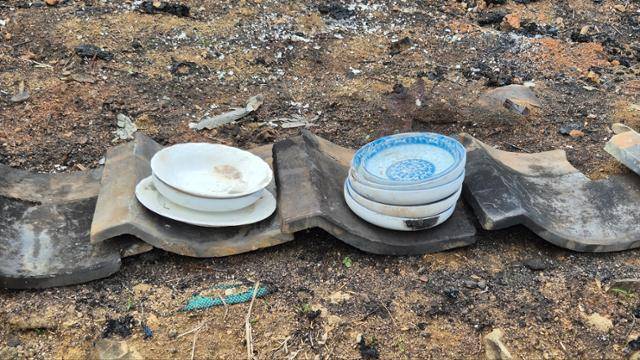 서복래 할머니가 집터 잔해에서 꺼낸 그릇 여덟 점이 기왓장 위에 가지런히 놓여 있다. 안동=김나연 기자