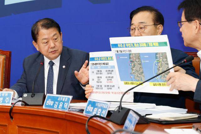 김병주(왼쪽) 더불어민주당 의원이 14일 서울 여의도 국회의사당에서 열린 당 최고위원회의에 참석해 드론작전사령부의 '북한 무인기 침투 작전'과 관련해 발언하고 있다. 뉴스1