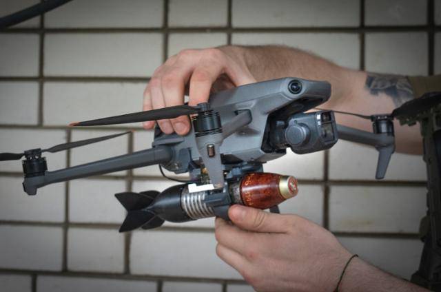 우크라이나 군인이 드론에 폭탄을 장착하고 있다. 도네츠크=AP 뉴시스