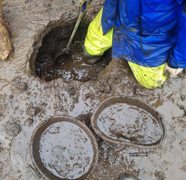 2025년 4월 국립제주호국원 제7묘역에서 직원들이 고인 물을 퍼내고 있다. 국가보훈부 노조 제공