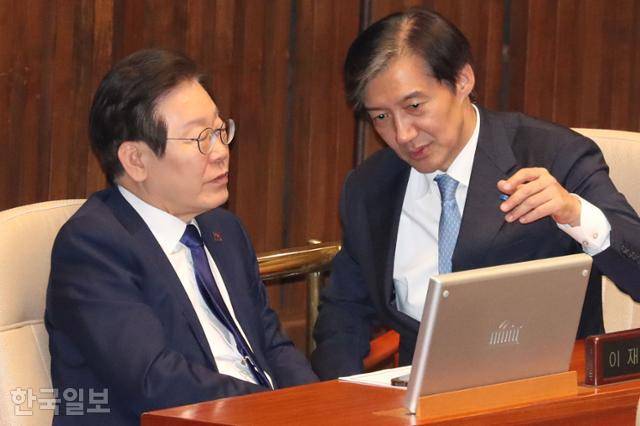 지난해 9월 26일 국회 본회의장에서 이재명(왼쪽) 당시 더불어민주당 대표와 조국 조국혁신당 대표가 대화하고 있다. 고영권 기자