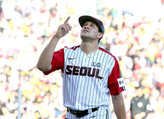 29일 오후 잠실야구장에서 열린 2025 프로야구 KIA와 LG 경기. LG 선발 치리노스가 5회 KIA 공격을 무실점으로 막고 들어오고 있다. 잠실=정시종 기자 capa@edaily.co.kr /2025.06.29.