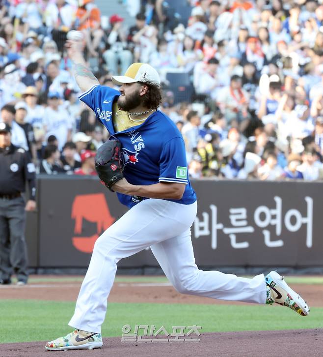2025 신한 SOL뱅크 KBO 올스타전이 12일 오후 대전 한화생명볼파크에서 열렸다. 나눔팀 선발 폰세가 팀 동료 류현진의 MLB 시절 토론토 유니폼을 하고 피칭하고 있다. 대전=정시종 기자 capa@edaily.co.kr