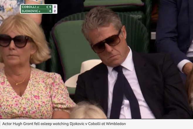 영국 배우 휴 그랜트가 9일 윔블던 센터 코트에서 조는 모습. 전성기를 오래 가져간 스포츠 선수는 공통적으로 충분한 잠을 잔다. 구단이나 팀에서 선수의 잠자기 특성을 챙기는 것도 관리의 중요한 부분이다. 사진은 영국 BBC 방송화면 캡쳐