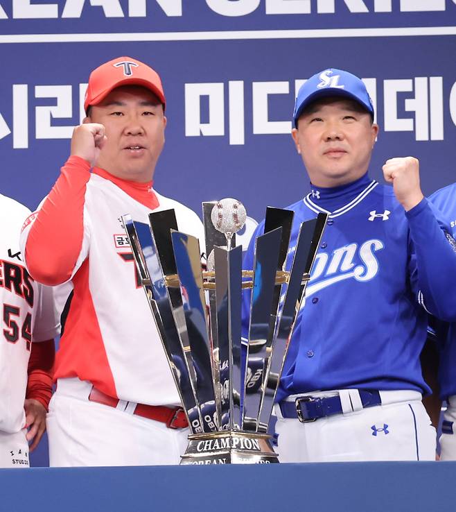 2024 신한 쏠뱅크 KBO 한국시리즈 미디어데이가 20일 오후 광주 라마다플라자 바이윈덤 충장 호텔에서 열렸다. 행사 종료 후 KIA 이범호감독 삼성 박진만 감독이 파이팅을 외치고있다. 광주=정시종 기자 capa@edaily.co.kr /2024.10.20.