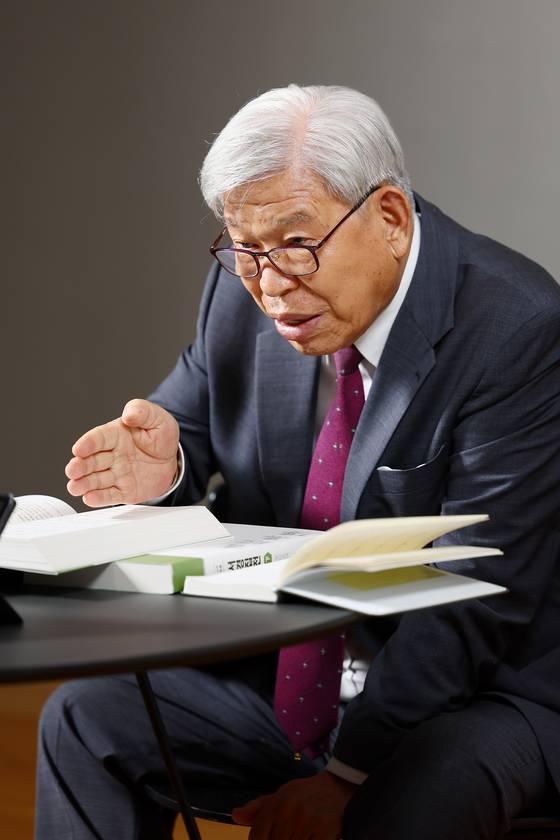 성백효 선생은 책의 구절을 언급할 때마다 붓펜과 메모지를 사용해 한자를 일일이 점검했다. 김현동 기자