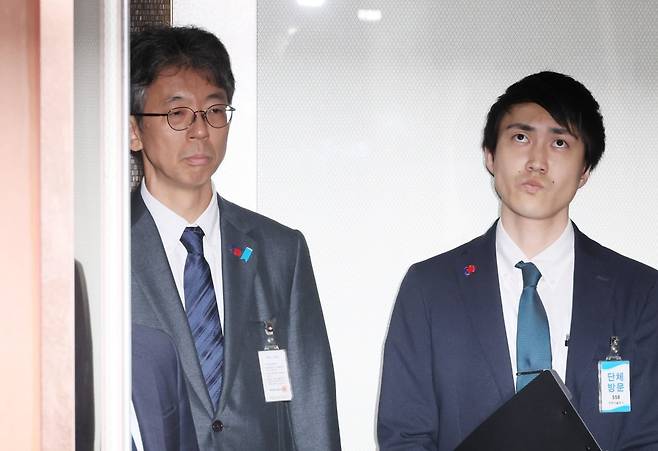 일본 정부가 독도 영유권 주장을 담은 방위백서를 채택한 15일 이세키 요시야스 주한일본대사관 총괄공사 대리(왼쪽)가 서울 외교부 청사에 초치됐다. /사진=연합뉴스