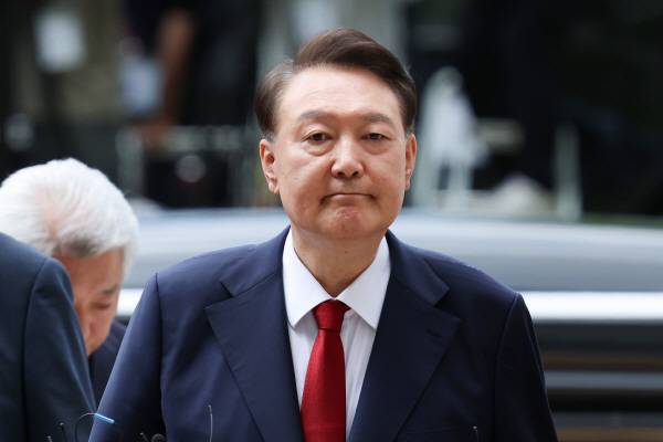 윤석열 전 대통령이 지난 9일 서울중앙지법에서 열린 영장실질심사에 출석하고 있다. 사진공동취재단