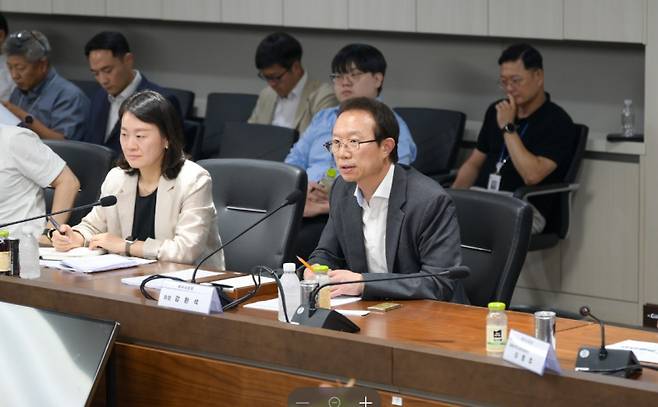 방위사업청 과천 청사에서 강환석 방위사업청 차장 주관으로 열린 '국방 AI 중소기업 간담회' 모습. 방사청 제공