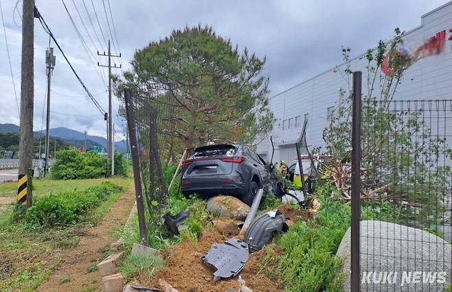 강릉시 성산면 물류창고 돌진사고(강원특별자치도소방본부 제공)