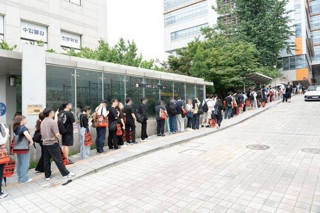 < 공무원 시험 설명회에 참여하기 위해 대기하고 있는 모습 / 에스티유니타스 제공 >