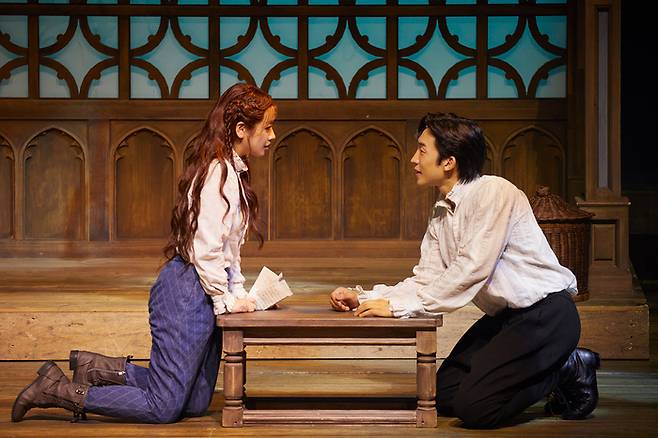 연극 ‘셰익스피어 인 러브’에서 윌 셰익스피어(이상이·오른쪽)와 비올라 드 레셉스(이주영)가 서로 눈을 바라보며 연기하고 있다. <쇼노트>