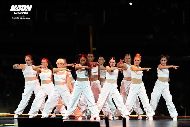 로스앤젤레스에서 열린 'KCON LA 2024'에서 보스턴 컨서바토리 학생들이 케이팝 퍼포먼스를 선보이고 있다. CJ ENM
