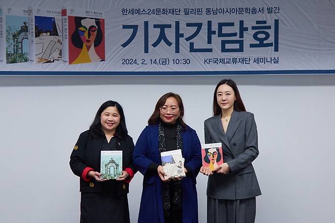 백수미 한세예스24문화재단 이사장(오른쪽)이 한국어 번역을 지원한 미카 드 리언 작가(가운데)와 기념촬영하고 있다. 한세예스24문화재단