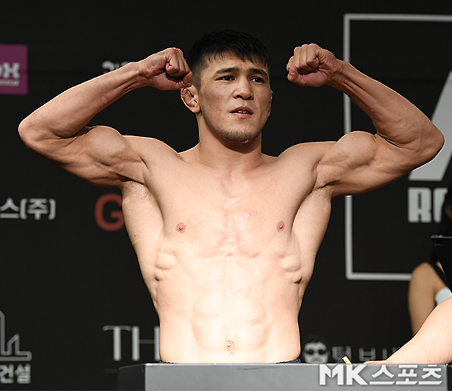 이리스켈디 두이셰예프가 2025년 6월 스위스그랜드호텔 서울컨벤션센터 로드FC73 2부 제3경기 공개 계체 촬영을 하고 있다. 사진(서울 홍은동)=천정환 기자