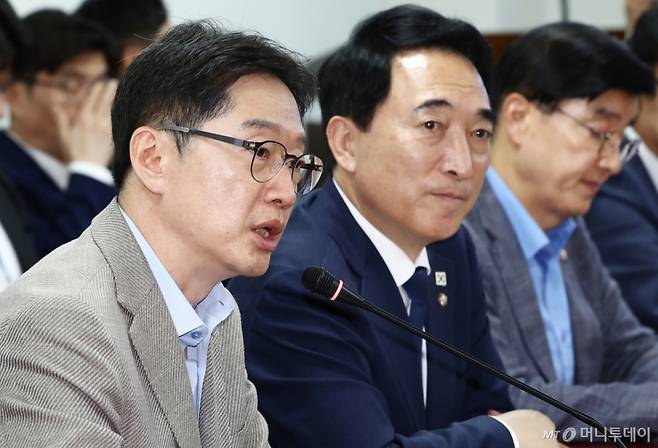 (서울=뉴스1) 김민지 기자 = 김경수 대통령 직속 지방시대위원장이 이 15일 오후 서울 여의도 국회 의원회관에서 열린 '더불어민주당 자치분권균형발전전국회의·국정기획위원회 국가균형성장특별위원회·지방시대위원회 5극3특 국가균형성장 간담회'에서 인사말을 하고 있다. 왼쪽부터 김 위원장, 박수현 국정기획위원회 국가균형성장특별위원장, 이해식 정치행정분과장. 2025.7.15/뉴스1 Copyright (C) 뉴스1. All rights reserved. 무단 전재 및 재배포, AI학습 이용 금지. /사진=(서울=뉴스1) 김민지 기자