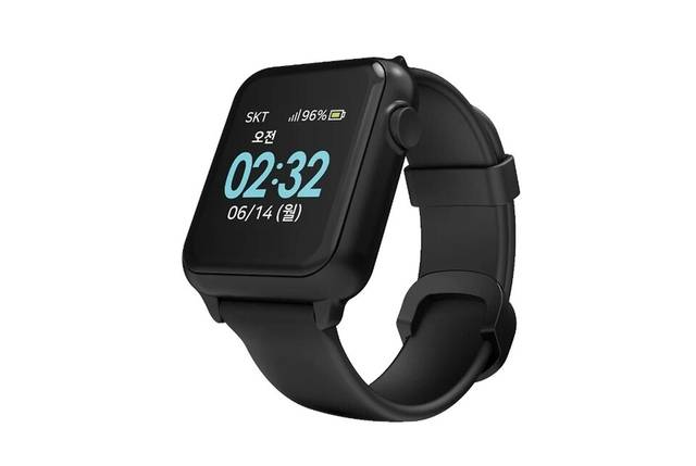 위성위치추적장치(GPS) 기반 손목형 배회감지기. 연천군 제공