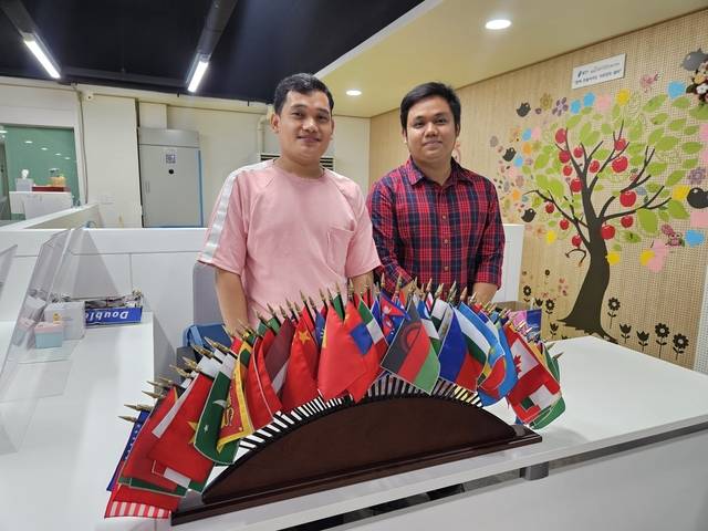 14일 경기 용인시외국인복지센터에서 내국인도 따기 힘든 지게차 면허를 취득한 외국인 근로자 라마프렘(왼쪽)과 뼤표아웅(오른쪽) 씨가 뿌듯한 표정을 지어 보이고 있다.