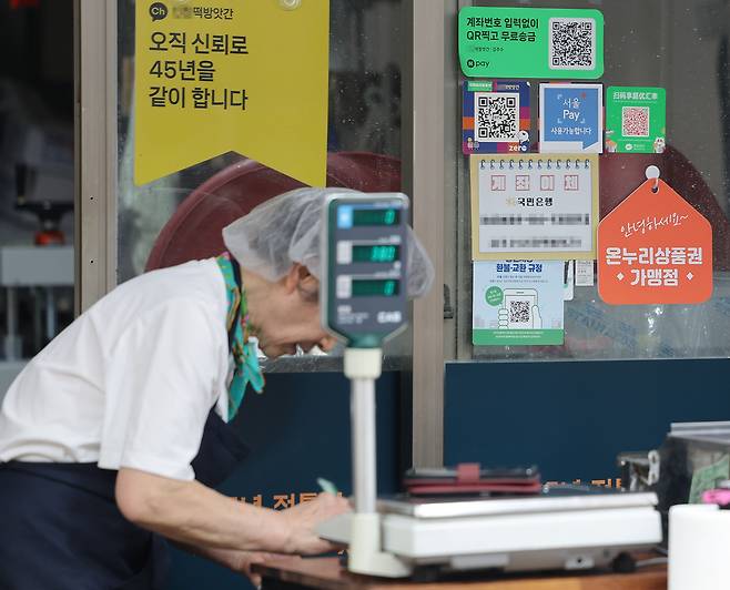 정부가 민생회복 소비쿠폰 1차 지급계획을 발표한 6일 서울의 한 전통시장 점포에 기존 골목경제 소비 활성화를 위한 온누리상품권 가맹 팻말이 붙어 있다. 경기 진작을 위한 이재명 정부의 첫 민생회복 소비쿠폰 신청과 지급이 이달 21일부터 9월 12일까지 8주간 이뤄진다. <연합뉴스>