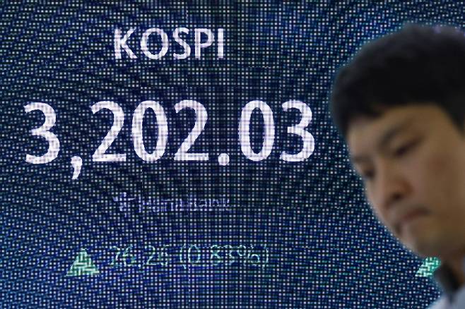 14일 서울 중구 하나은행 본점 딜링룸에서 딜러가 업무를 보고 있다. 연합뉴스