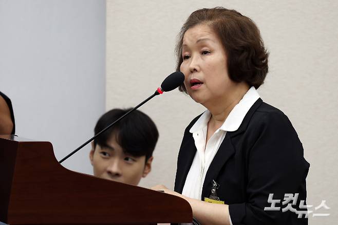 손효숙 리박스쿨 대표가 지난 10일 서울 여의도 국회에서 열린 교육위원회 리박스쿨 청문회에 출석해 의원 질의에 답변을 하고 있다. 윤창원 기자