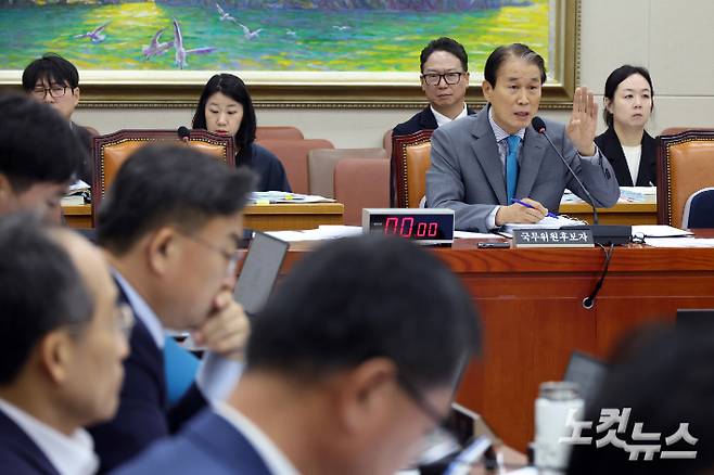 권오을 국가보훈부장관 후보자가 15일 서울 여의도 국회에서 인사청문회에서 의원 질의에 답변을 하고 있다. 윤창원 기자