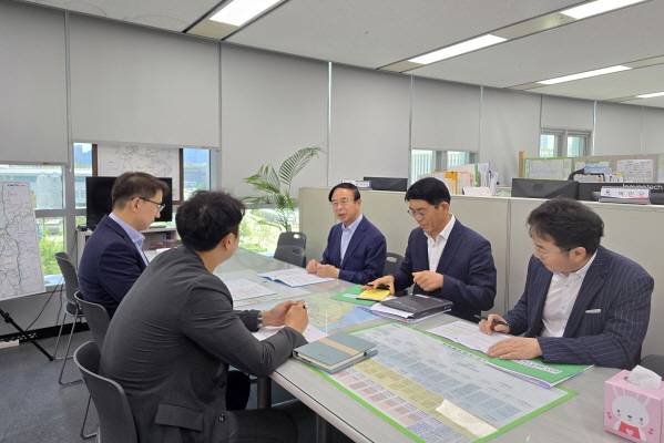 ▲심민 군수(가운데)가 국토부를 방문해 KTX 임실역 정차를 건의하고 있다. ⓒ임실군