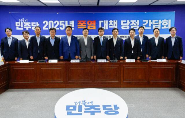 당정 관계자들이 15일 서울 여의도 국회의원회관에서 열린 폭염 대책 당정 간담회에서 기념 촬영을 하고 있다. 왼쪽부터 권창준 고용노동부 차관, 김광용 행정안전부 재난안전관리본부장, 김주영 환경노동위원회 간사, 안호영 환노위원장, 어기구 농림축산식품해양수산위원장, 더불어민주당 이정문 정책위 수석부의장, 민주당 진성준 정책위의장, 윤창렬 국무조정실장, 이호현 산업부 제2차관, 강형석 농식품부 차관, 민주당 허영 원내정책수석, 민주당 채현일 의원. 뉴스1