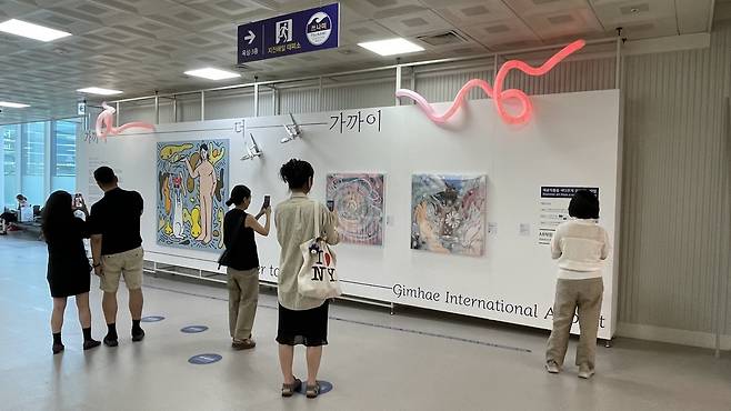 15일 김해공항 국내선 2층 격리대합실에서 공항이용객이 부산의 자연을 시각예술로 표현한 작품을 감상하고 있다.