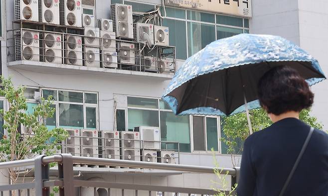 한 건물 외벽에 설치된 에어컨 실외기가 빠르게 돌아가고 있다. 뉴시스