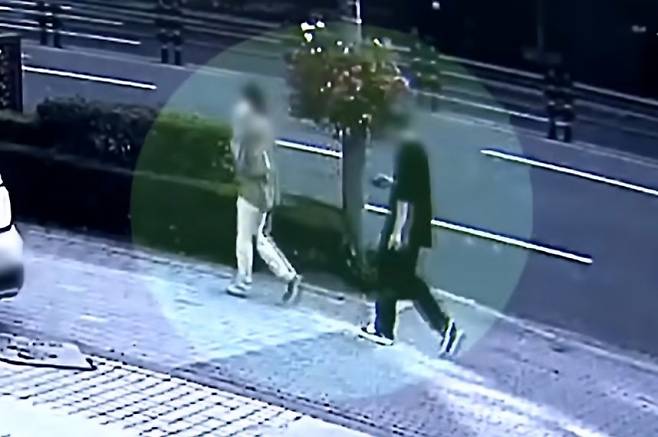 지난 10일 서울 강남구의 한 길거리에서 모르는 여성의 뒤를 따라가는 30대 남성 A씨의 모습. YTN 뉴스 캡처