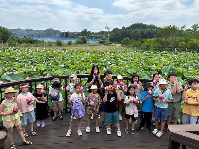 함안박물관이 진행한 아라홍련 페이펴 플라워 무드등 만들기 교육프로그램 현장 ⓒ함안군